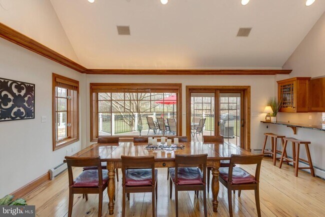 Building Photo - 1057 Vista Dr