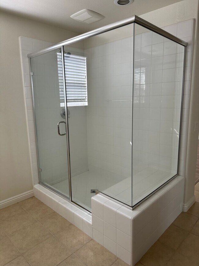 Building Photo - 3 bed  + Loft / 3.5 bath in Placentia, Ora...