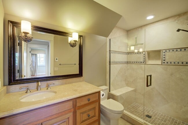 Building Photo - 4Bd+Den/4.5Ba Clyde Hill House