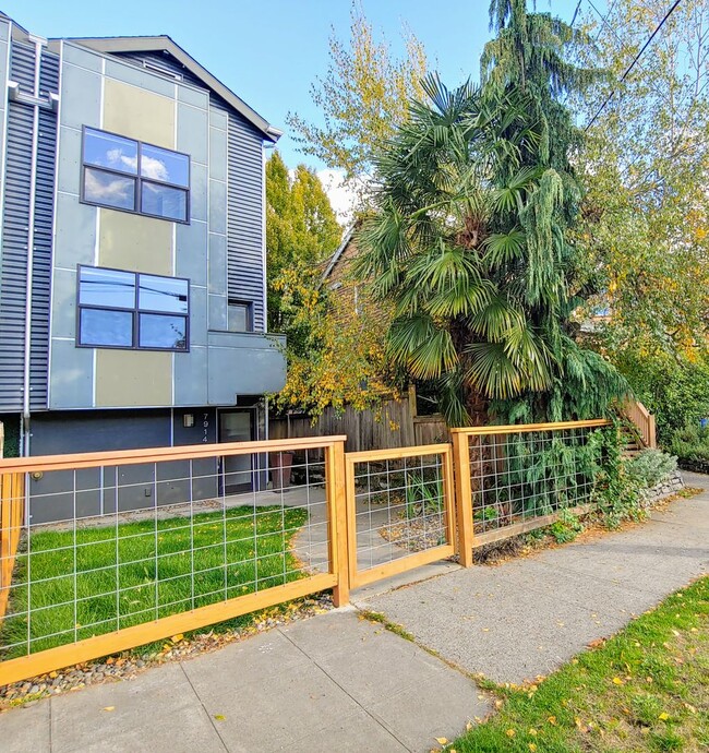 Building Photo - Stunning 3 Bedroom Townhouse in Greenlake!