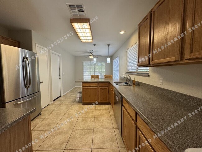 Building Photo - 3 BEDROOM WITH NO CARPET/LARGE YARD
