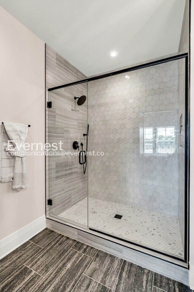 Building Photo - Modern 3 Bed, 3.5 Bath Townhome with Attached Garage / 3 Bed & 3.5 Bath / Pet-friendly / Coming S...