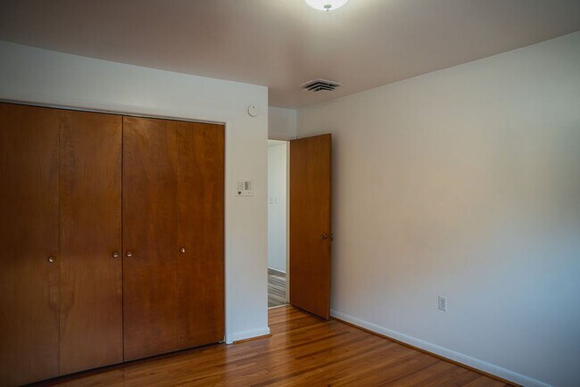 Building Photo - 814 N St Lucas St