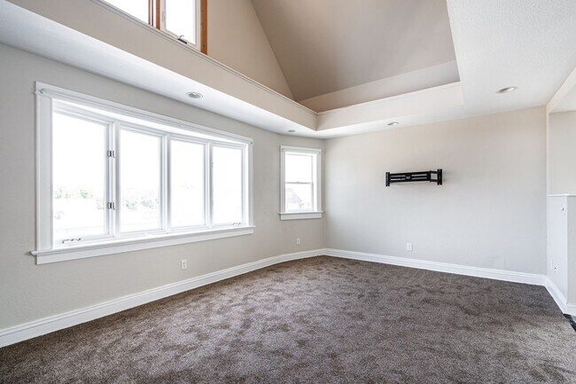 Building Photo - Beautiful 3 Bedroom 2 Bath - HALF OFF FIRST MONTH'S RENT!