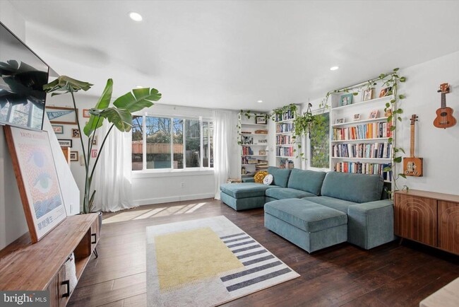 Building Photo - 125 E Moreland Ave