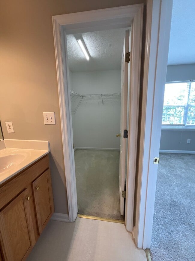 Building Photo - Charming Townhome in Greensboro