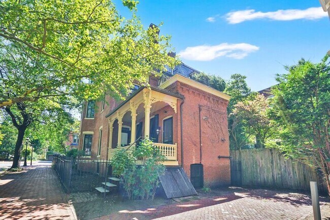 Building Photo - 52 Mattoon St
