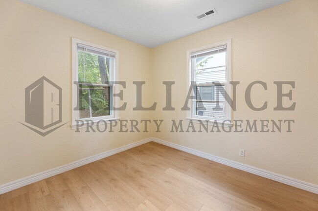 Building Photo - 1022 S Yale St