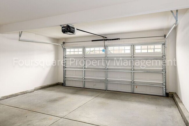 Building Photo - Spacious 3-Bed Home with Loft, Modern Kitc...