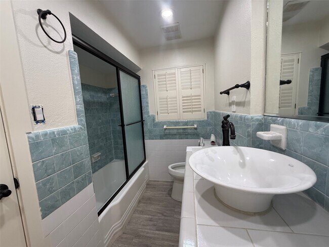 Building Photo - 822 Hidden Valley Dr