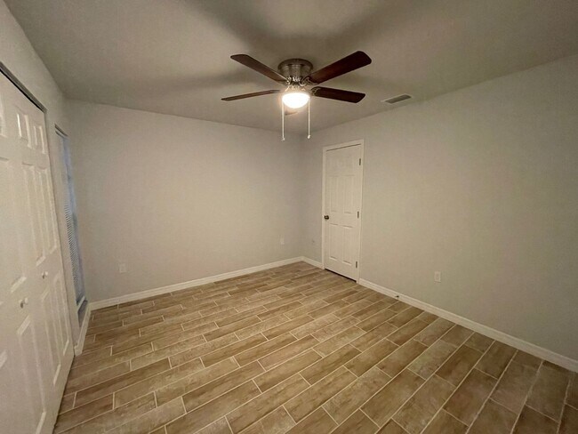 Building Photo - Beautiful Single Family Home! $2395/1085ft2-South Sarasota, 3-Bed/2-Bath, Fully Renovated: Annual...