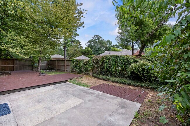 Building Photo - 207 N Dreamweaver Cir