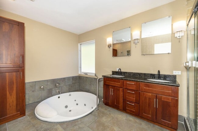 Building Photo - Spacious 3 Bed, 2.5 Bath Home in Quiet Neighborhood w/ AC + Pool!