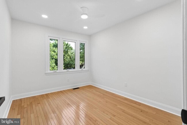Building Photo - 911 Chanticleer