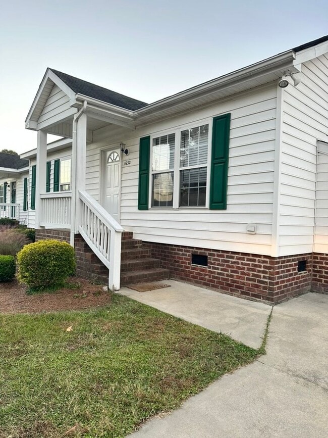 Building Photo - Graham Ave Duplex
