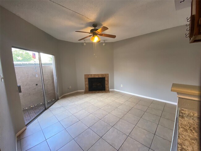 Building Photo - 10855 Meadowglen Ln