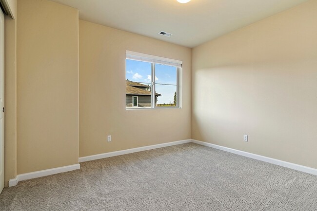 Building Photo - 3 Bedroom Townhome in DuPont