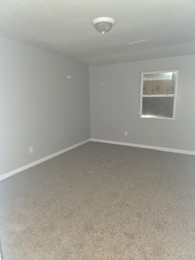 Building Photo - LIMITED TIME**NO APPLICATION FEE**1/2 OFF ...