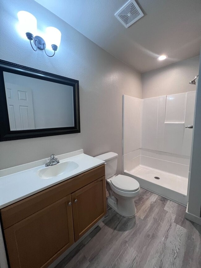 Building Photo - Adorable 1 bedroom Studio duplex