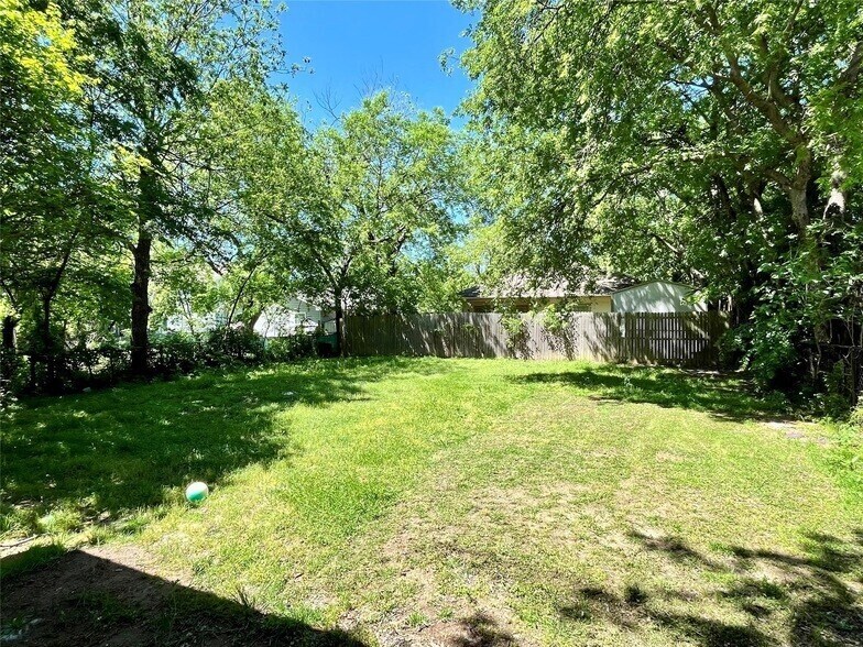 Building Photo - 701 Frame St