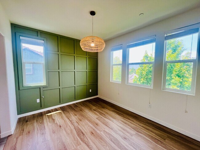 Building Photo - Vibrant 3 BED + 2.5 BA Milpitas Townhouse. Stainless Steel Appliances. Great Location.