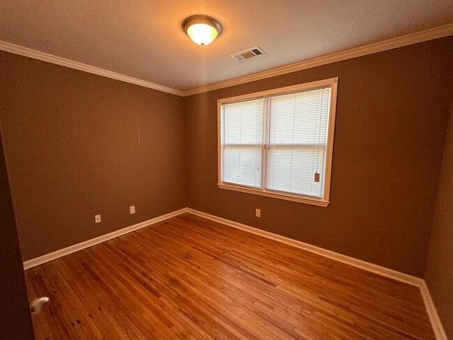 Building Photo - Forest Hills Cutie