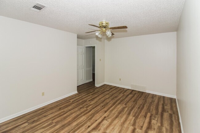 Building Photo - 4745 Ross Rd