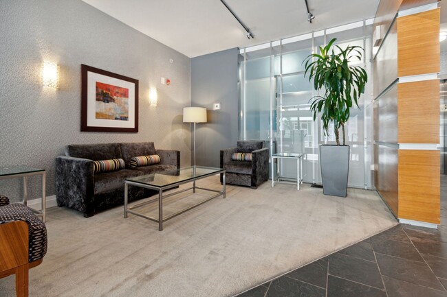 Building Photo - Available Now! // 1 Bedroom 1 Bathroom // ...