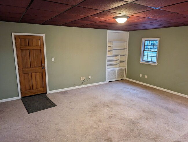 Building Photo - Spacious 4 Bed 2.5 Bath Home