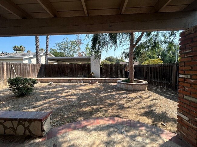 Building Photo - 5055 Pearblossom Dr