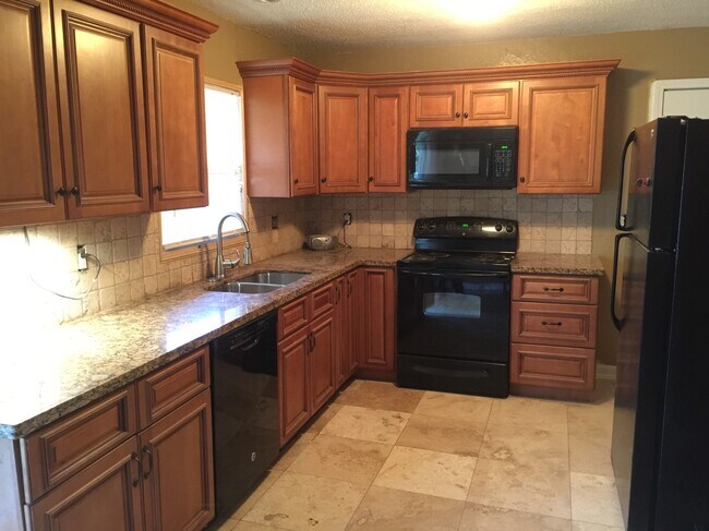 Building Photo - 8325 Elm Ave