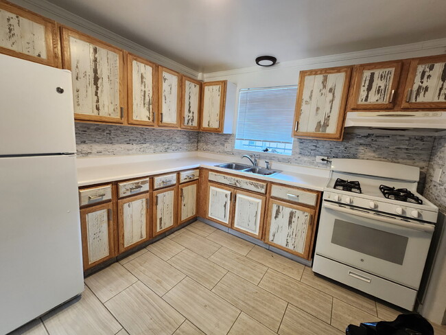 Building Photo - Charming 2 Bed 1 Bath in Park Hill!