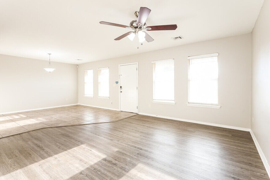 Building Photo - 1933 Creekridge Dr