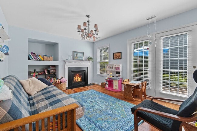 Building Photo - Spacious Single Family Home: Available July 10th