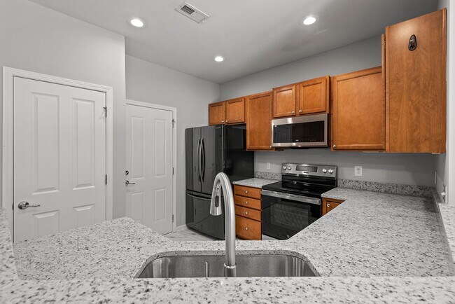 Building Photo - Fantastic end unit townhome: Available July 10th