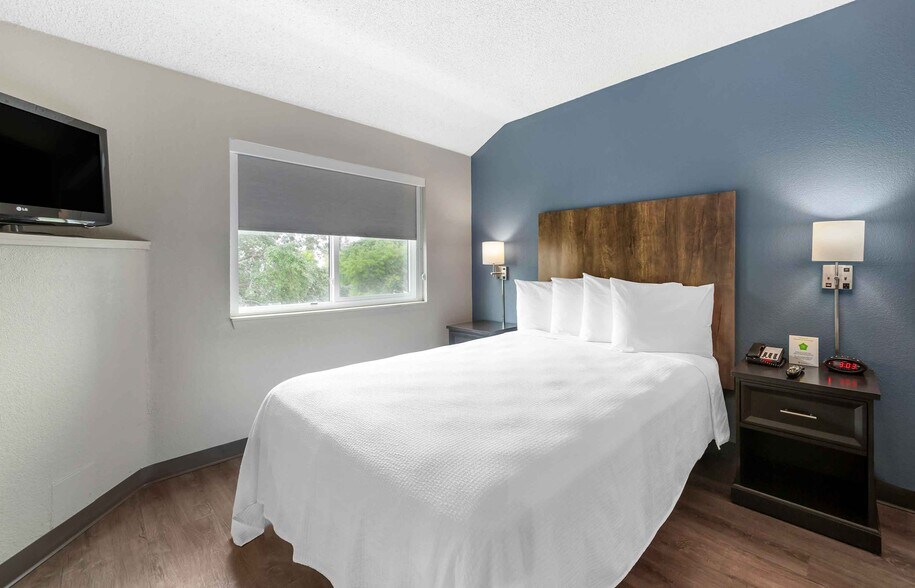 Building Photo - Furnished Studio-Miami - Airport - Miami Springs