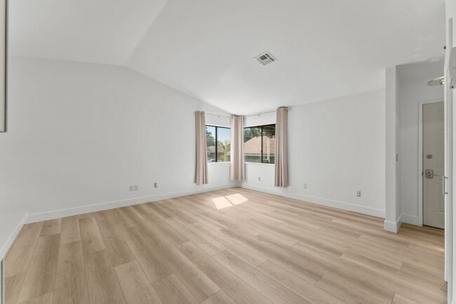 Building Photo - 145 Summerset Dr