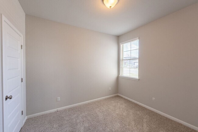 Building Photo - Beautiful New 4 bed, 2 bath home in Buda!