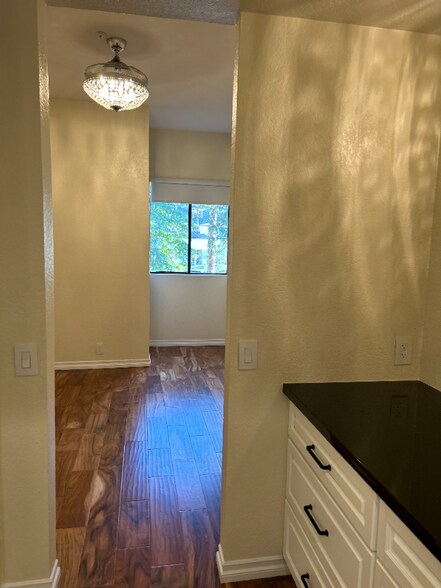 Building Photo - 2601 S Broadmoor Dr