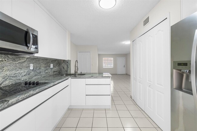 Building Photo - 2425 W 76th St