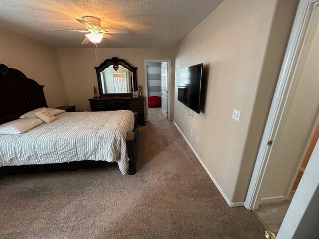 Building Photo - 270 E 15th N St