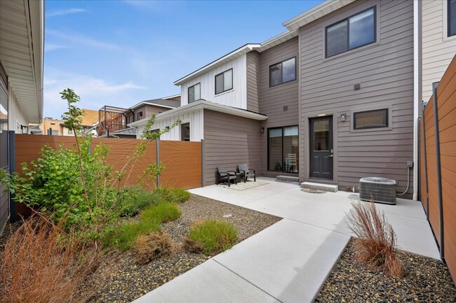 Building Photo - Downtown Townhouse