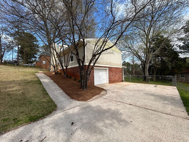Building Photo - 29 Arrowhead Dr SE