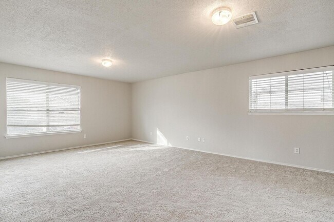 Building Photo - Ready for New Tenants- Large 3 bed, 2.5 bath in West Fort Worth- 76108