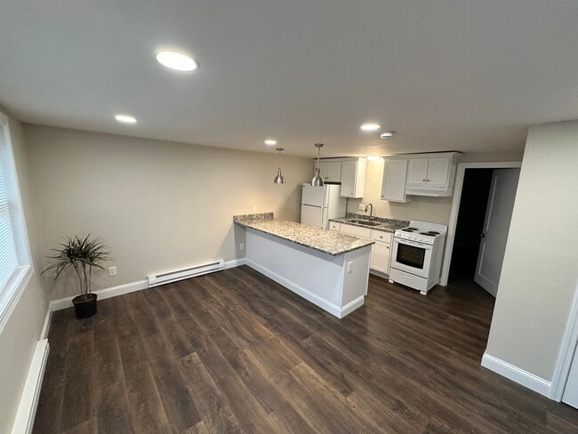 Building Photo - 61 River Rd