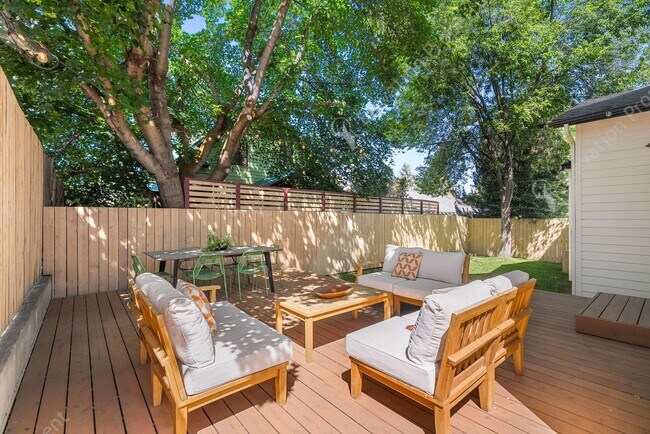 Building Photo - Find a piece of serenity in Historic Old Bend! (Unfurnished)