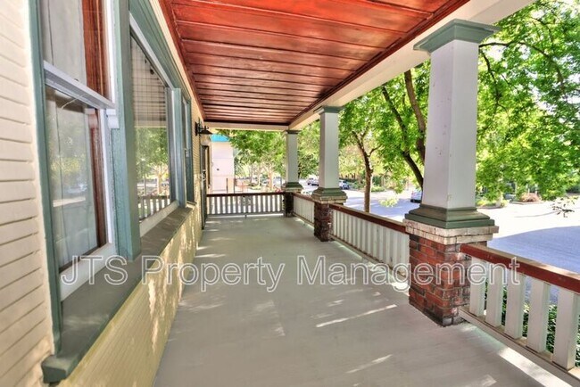 Building Photo - 1015 27th St