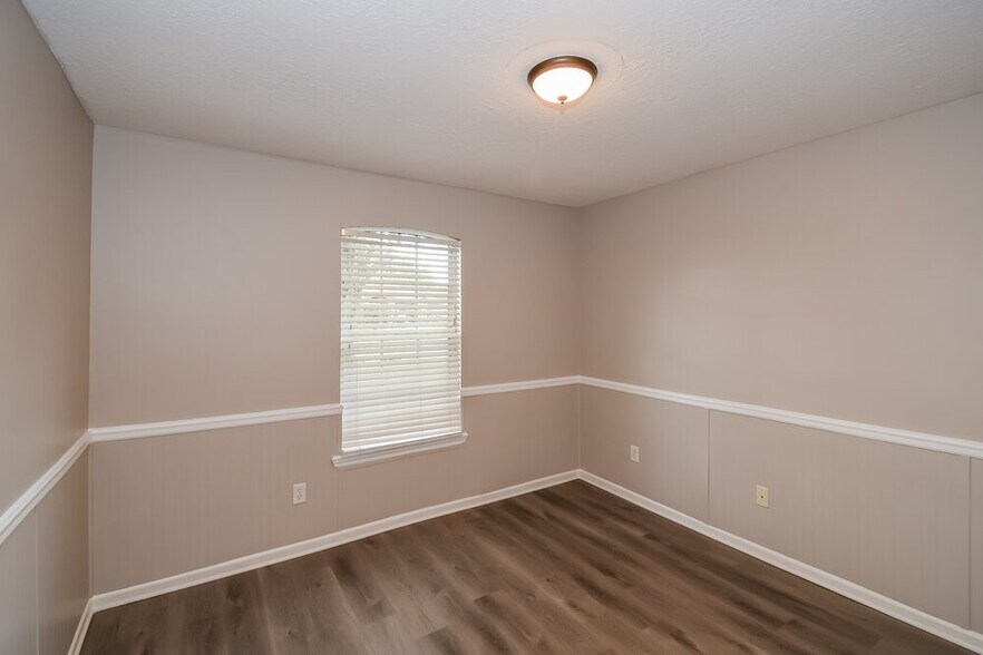 Building Photo - 1299 Summit Oaks Dr E