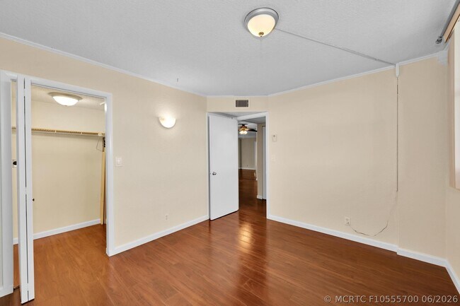 Building Photo - 118 Royal Pk Dr