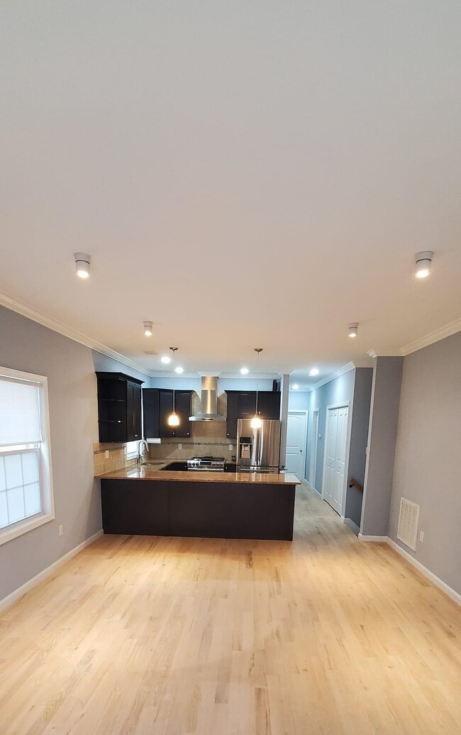 Building Photo - 220 WILLIAM St